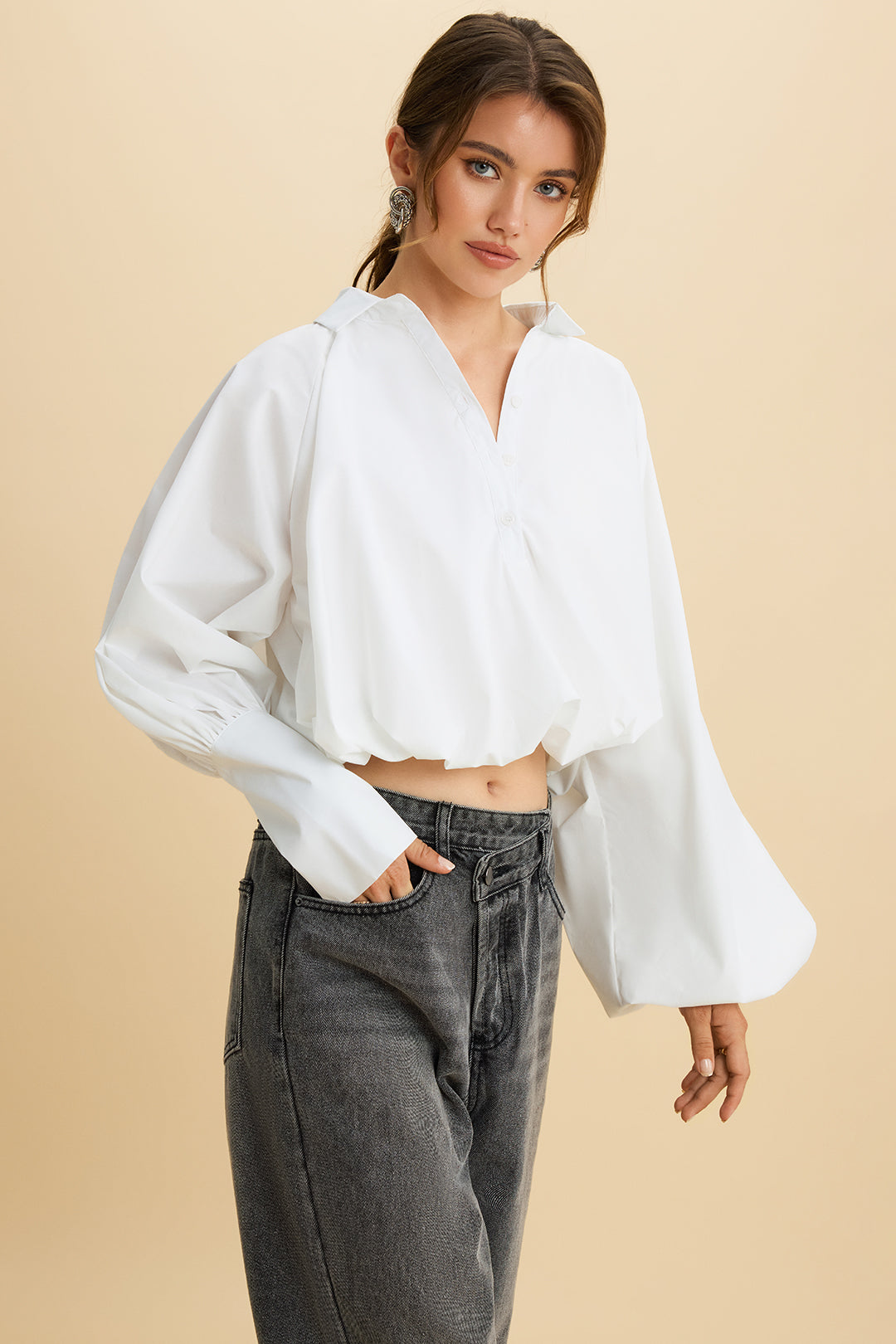 חולצה ארוכת שרוולים עם כפתורים, כתפיים א-סימטריות ופשוטות 