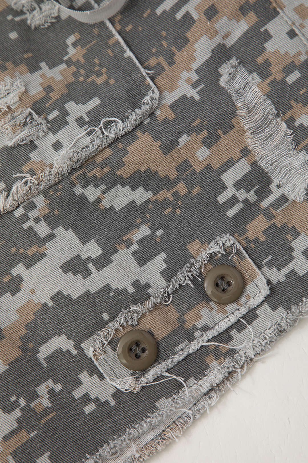 Falda Mini Camuflaje Deshilachada Con Flecos Y Encaje