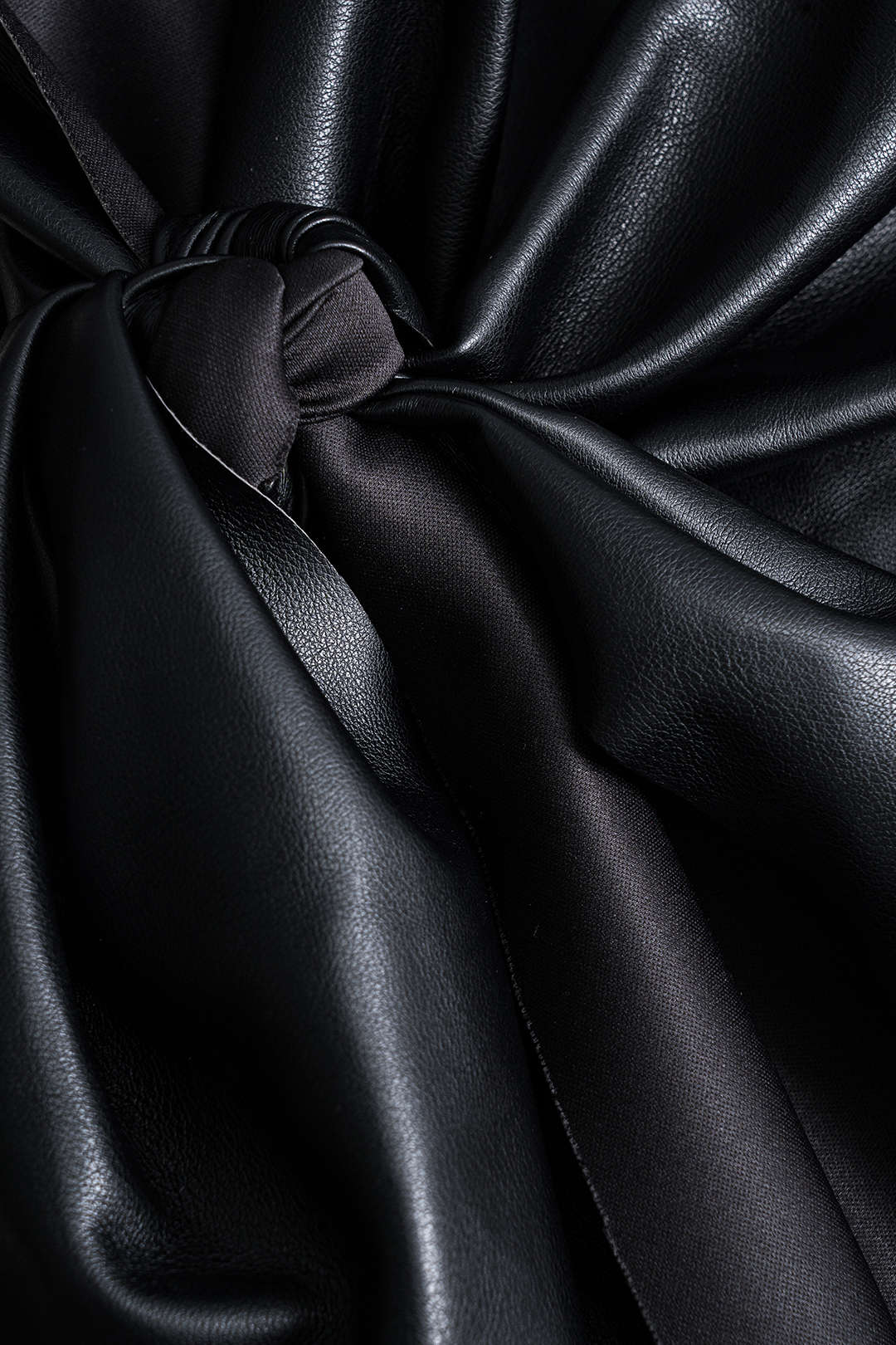 חצאית אסימטרית עם קשירה מלפנים של דמוי עור 