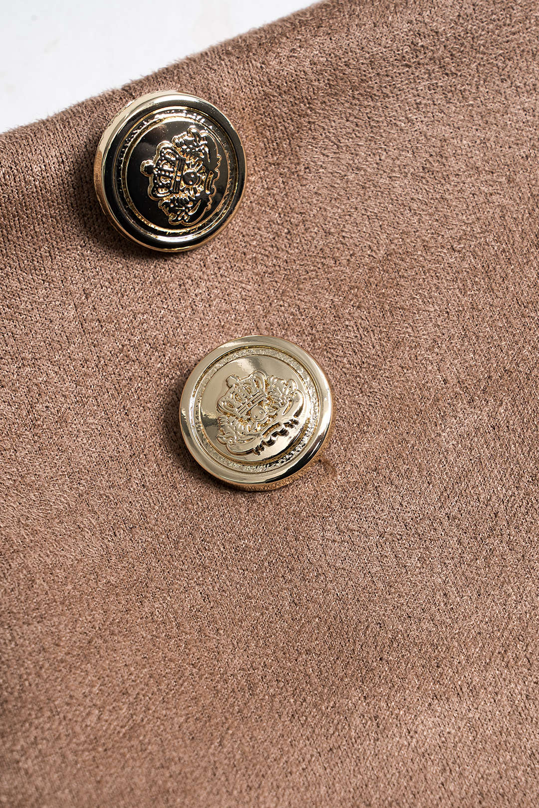 חצאית קפלים עם כפתורים מטאליים מזמש 