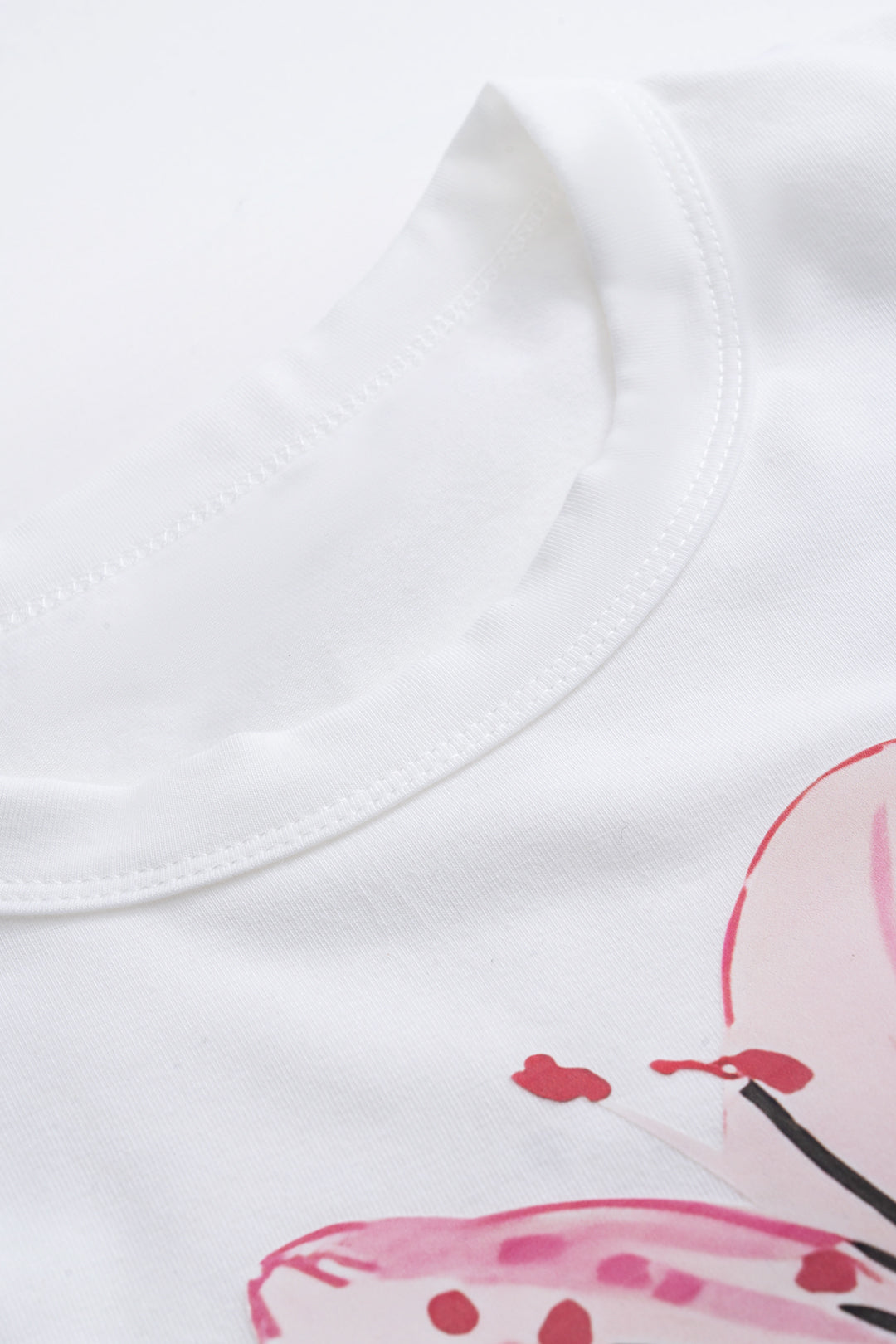 Camiseta de Manga Corta Estampado Floral y Textura Elegante