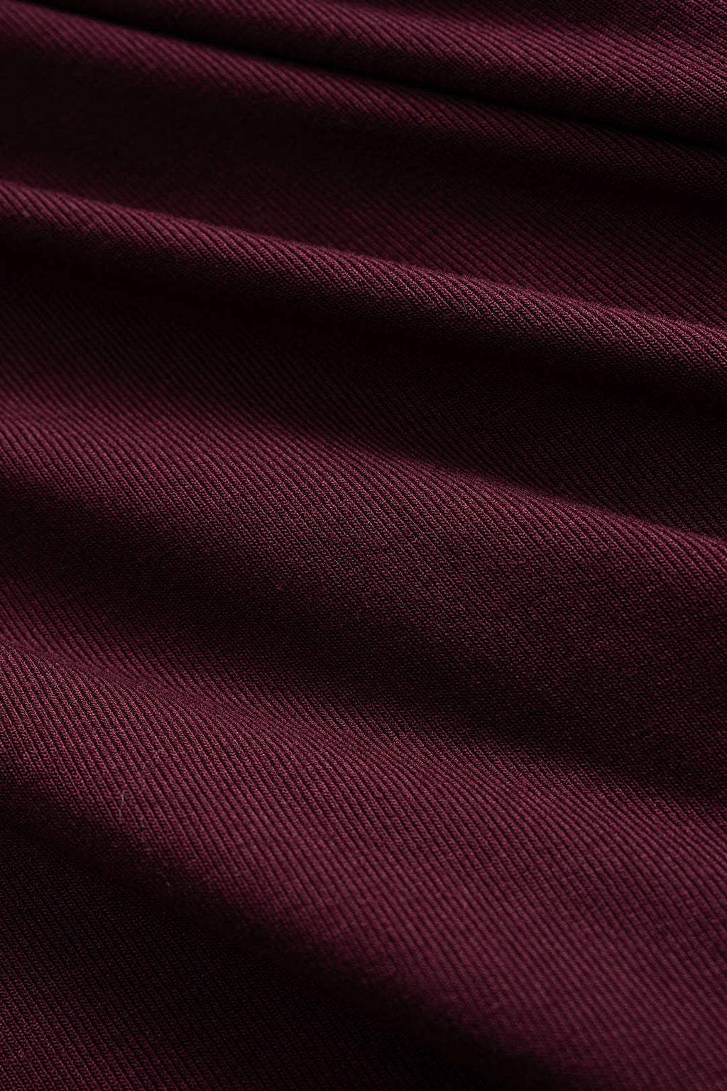 שמלת מידי אסימטרית עם טלאים מבד סאטן ושרוולים ארוכים 