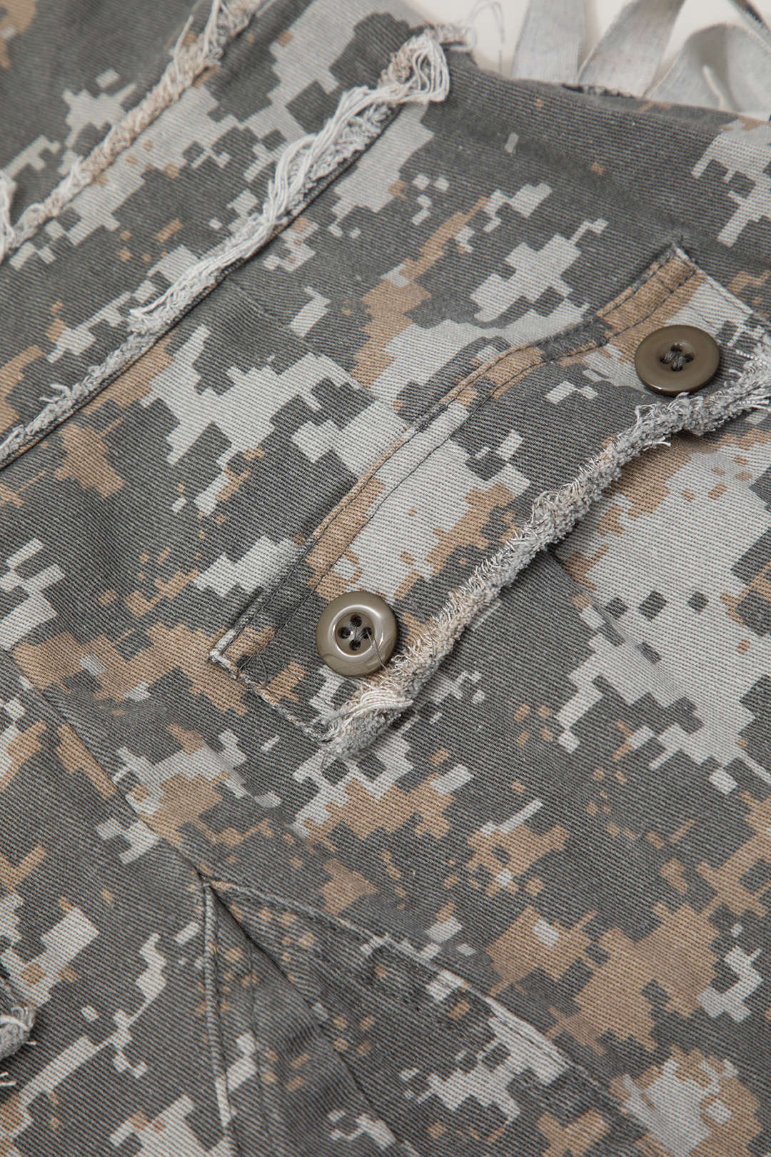 Falda Mini Camuflaje Deshilachada Con Flecos Y Encaje
