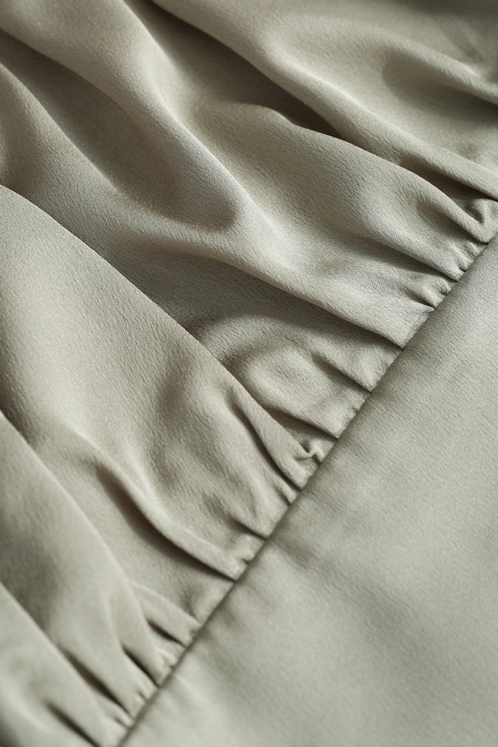 חולצה סאטן עם שרוולים ארוכים וצווארון מרובע 