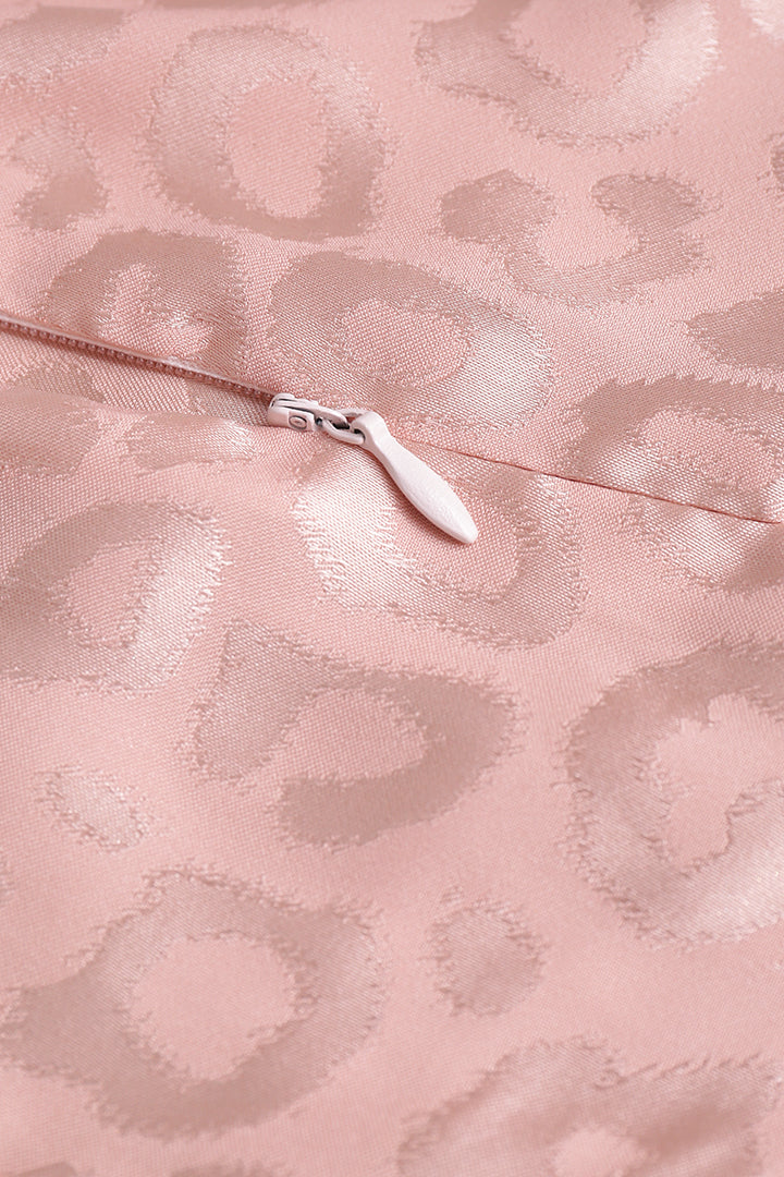 שמלת מיני ארוכת שרוולים עם צווארון וי של סאטן מבד ז'קארד 