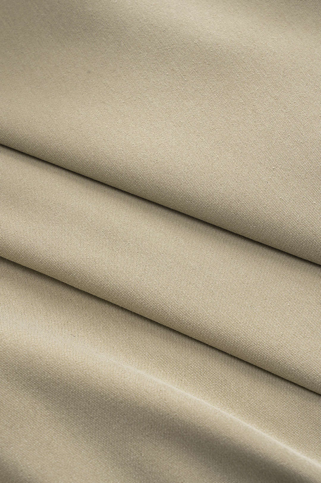 שמלת מיני עם שרוולים ארוכים, כפתורים וכיסים עם חגורה 