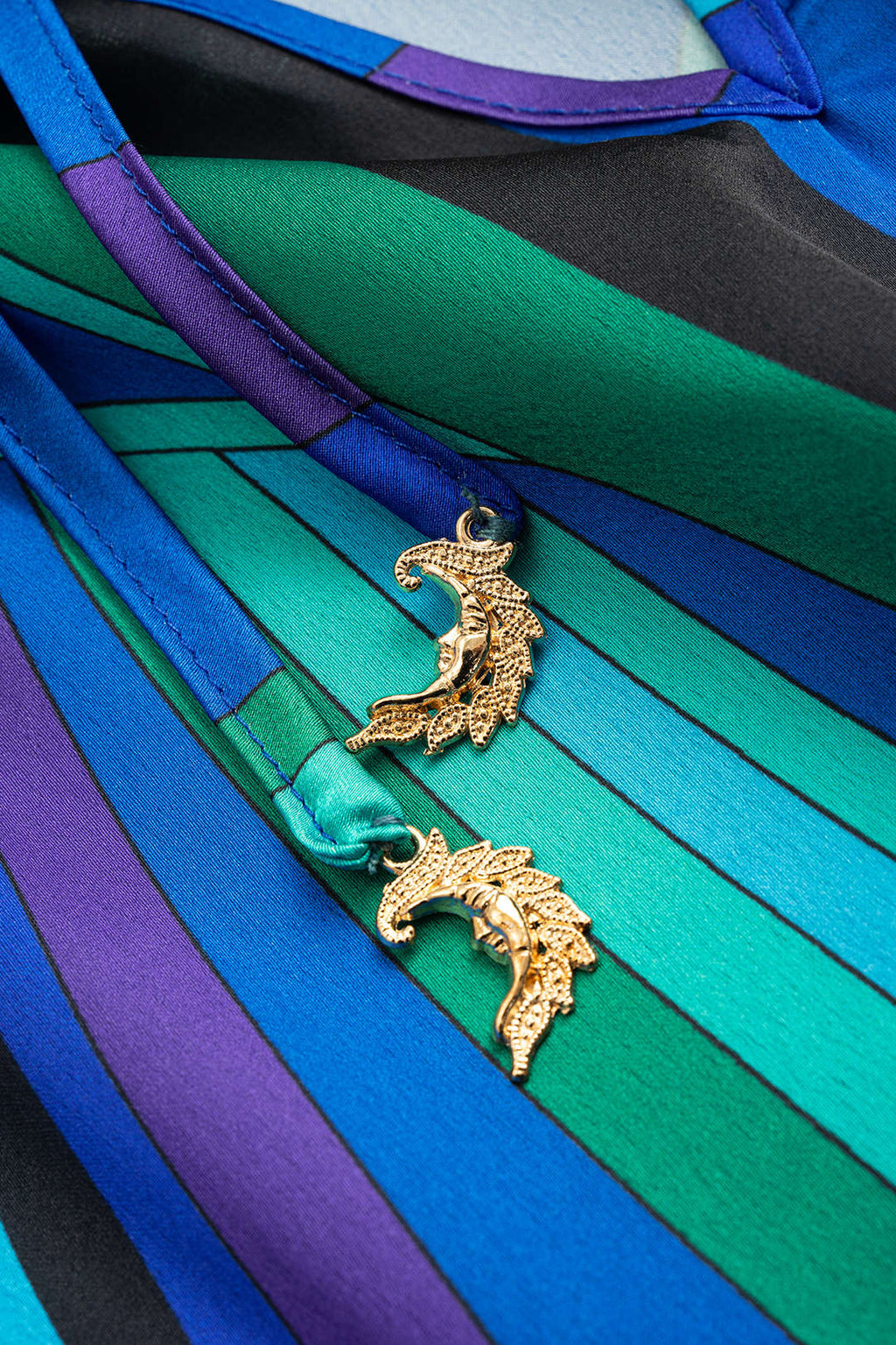 שמלת מיני עם שרוולים ארוכים וקשירה בהדפס צבעוני מופשט 