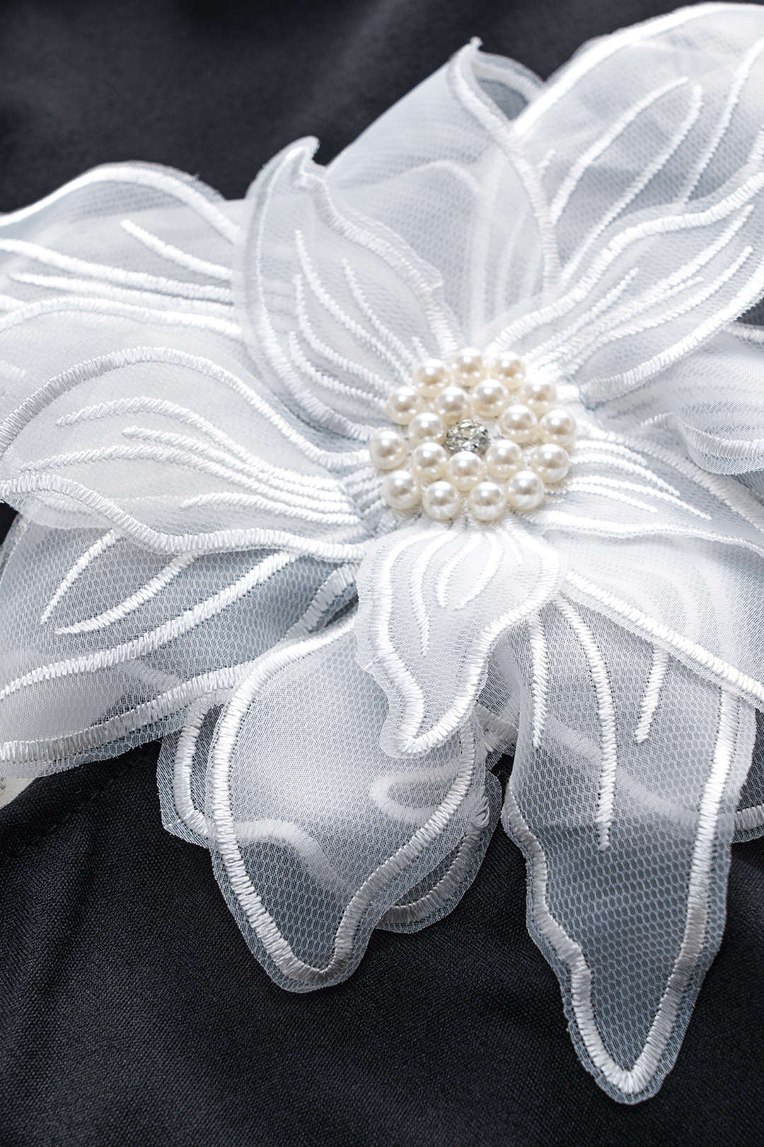 שמלת מקסי עם שרוולים ארוכים ורוכסן על כתף אחת עם חרוזים פרחוניים תלת-ממדיים 