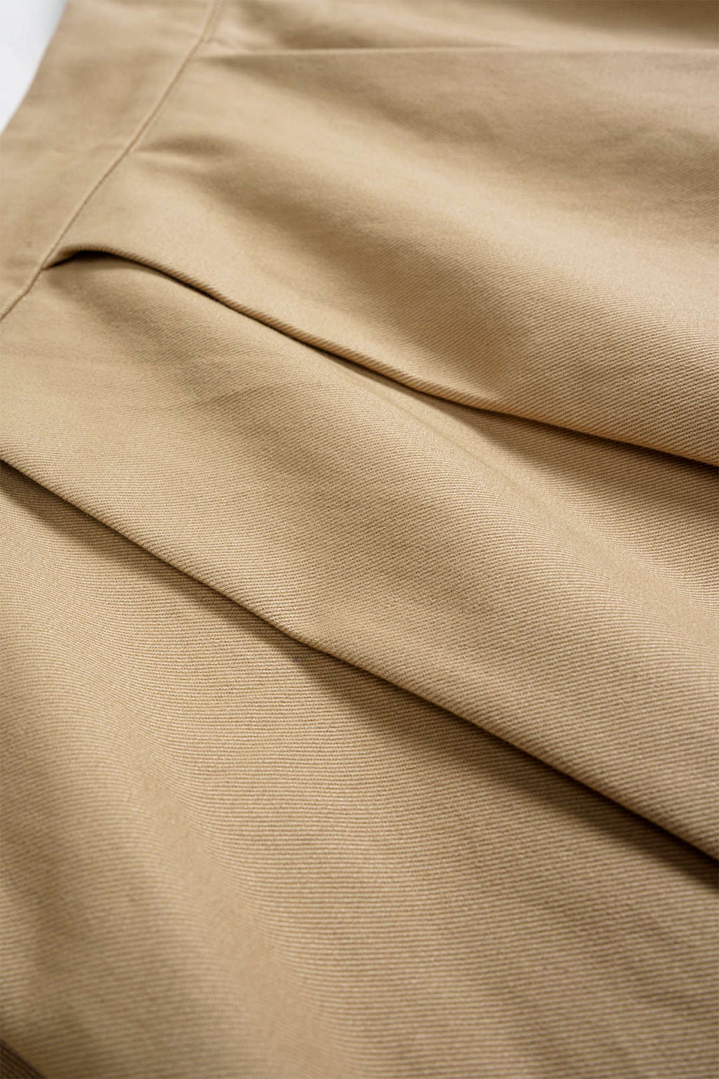 חצאית קפלים עם קפלים בשוליים אחידים 