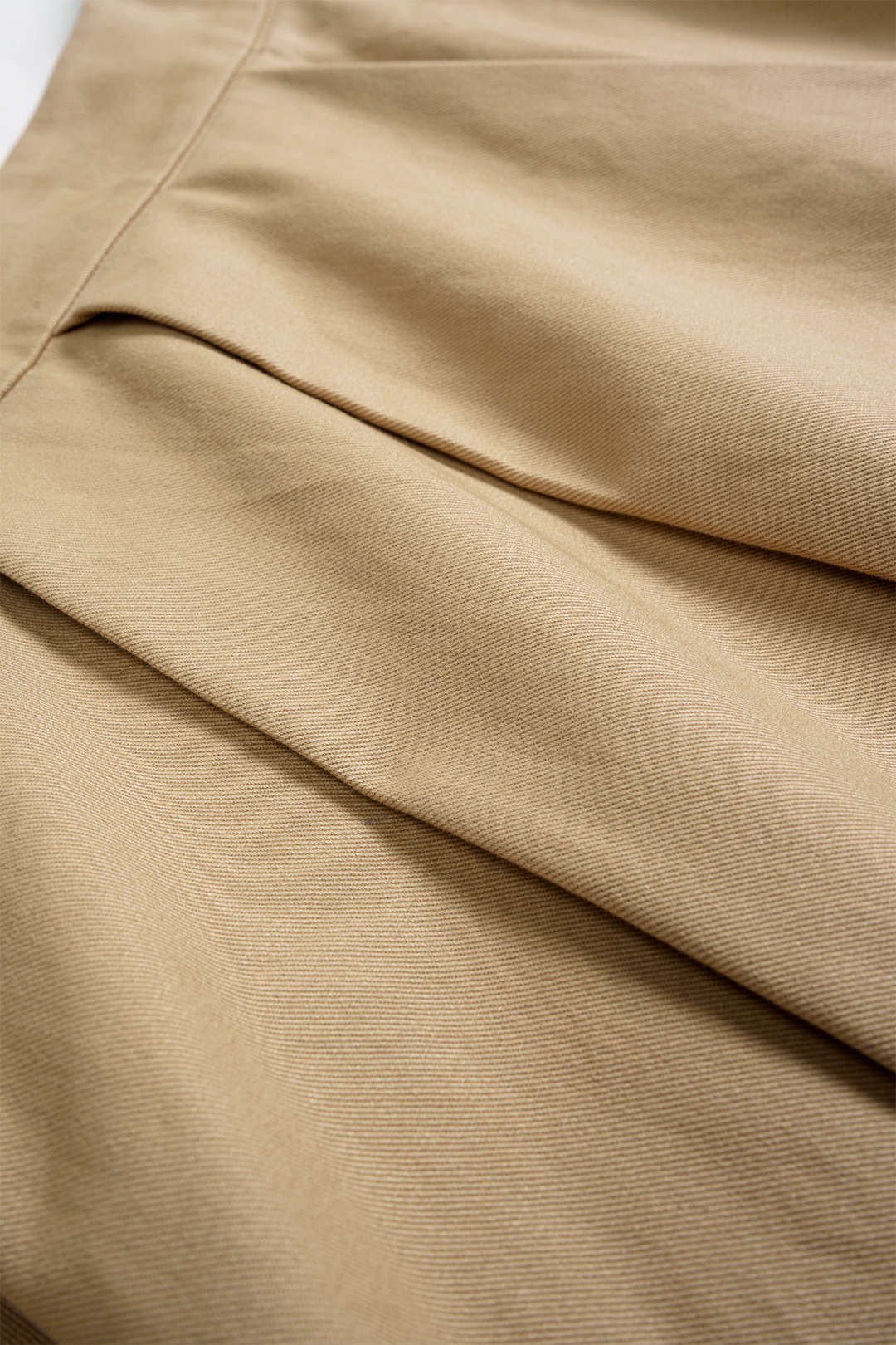 חצאית קפלים עם קפלים בשוליים אחידים 