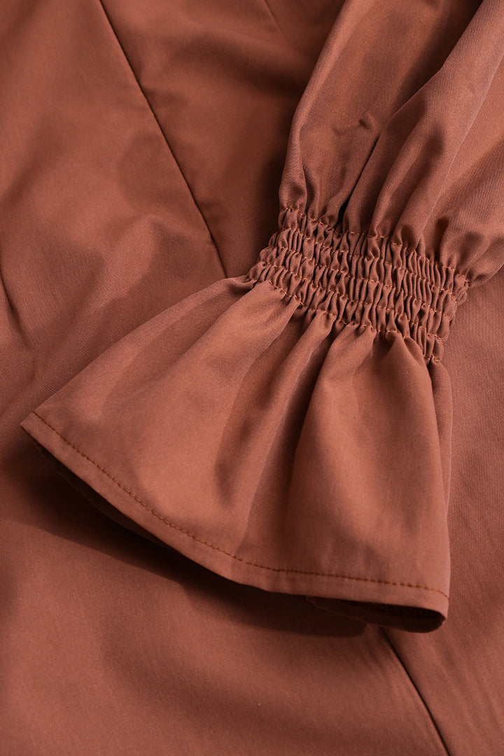 שמלת מיני עם שרוולים תפוחים וצוואר מרובע 