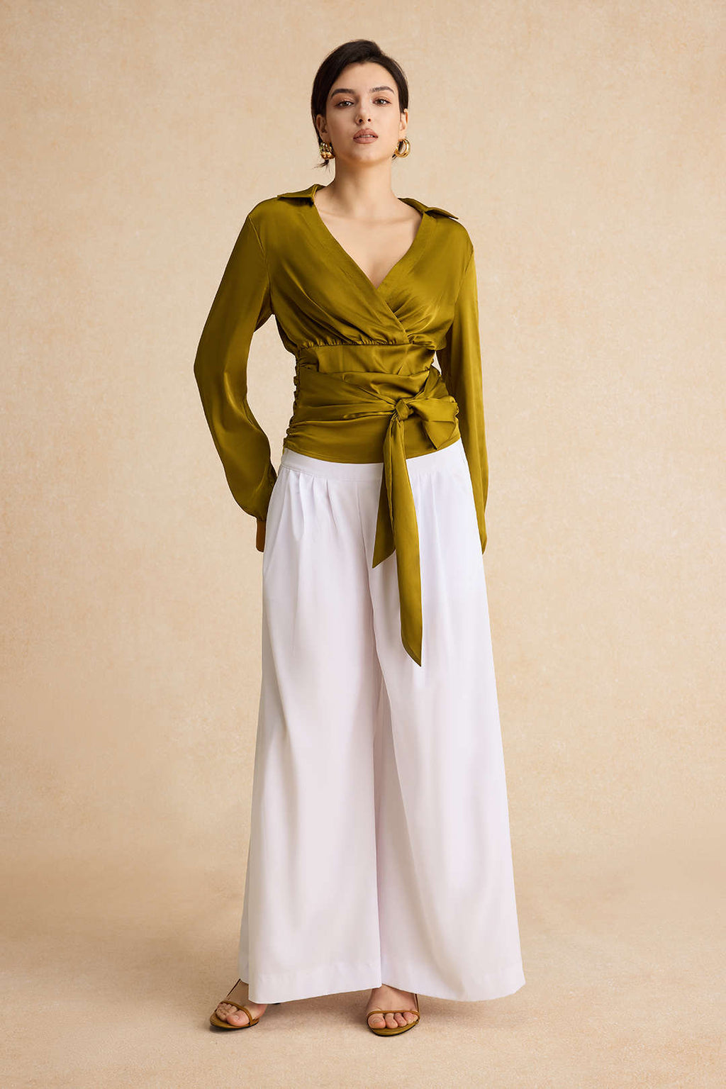 חולצה ארוכת שרוולים עם קפלים וקשירה מלפנים של סאטן 