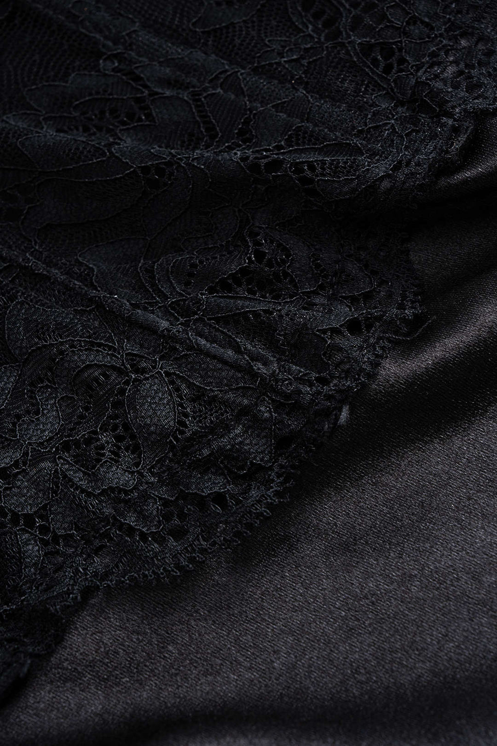 שמלת מיני עם שרוולים ארוכים וטלאים מרשת 