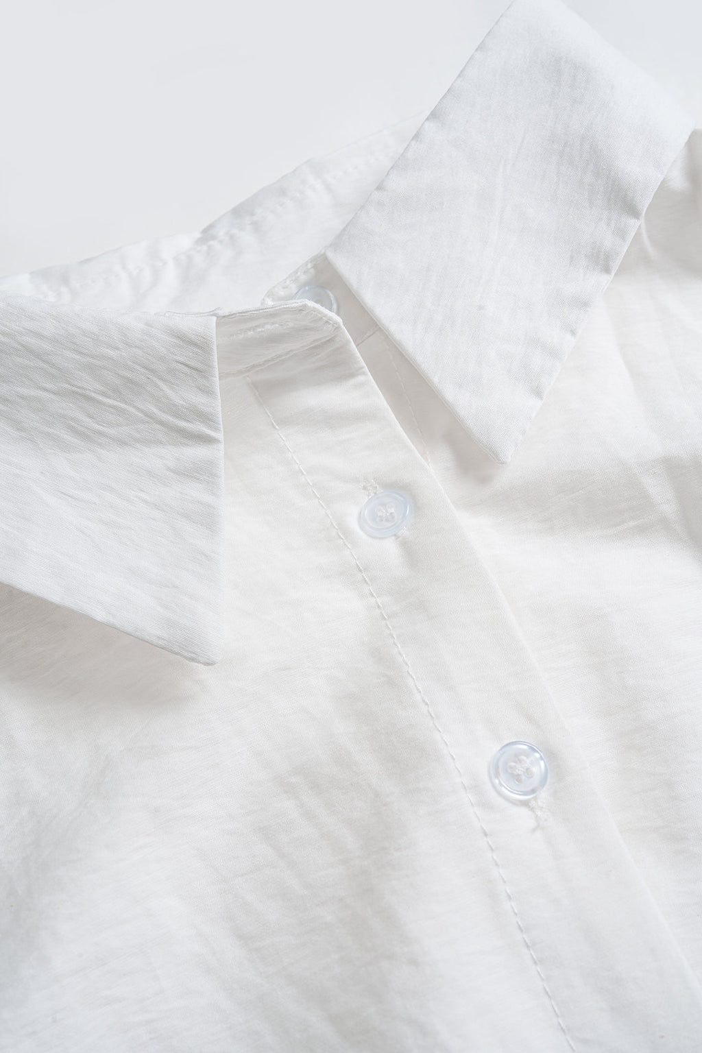 חולצה אסימטרית עם קשירה מלפנים וקשירה עם שרוולים ארוכים 