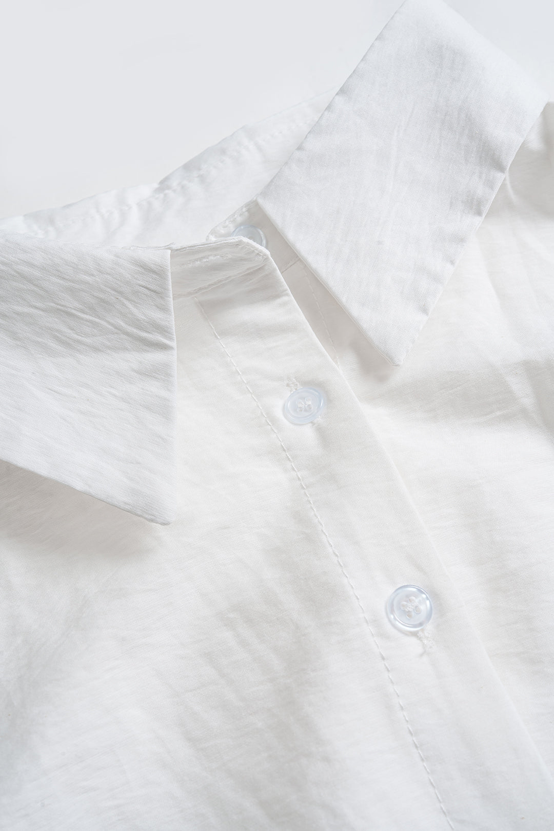 חולצה אסימטרית עם קשירה מלפנים וקשירה עם שרוולים ארוכים 