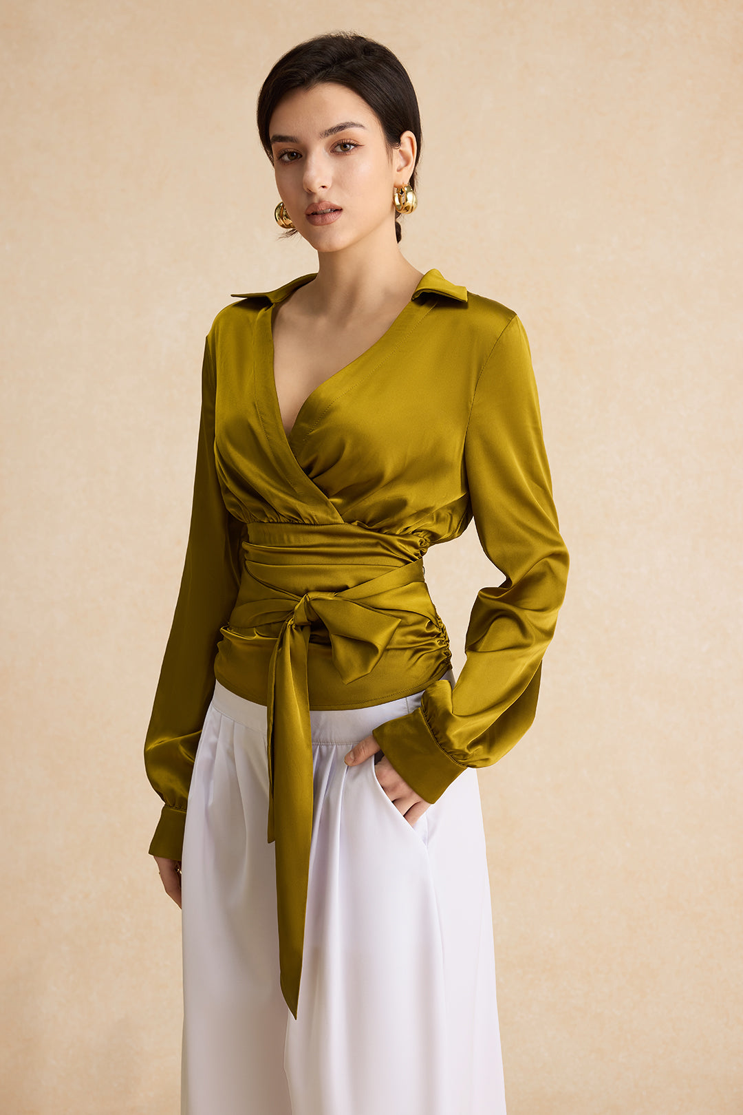 חולצה ארוכת שרוולים עם קפלים וקשירה מלפנים של סאטן 