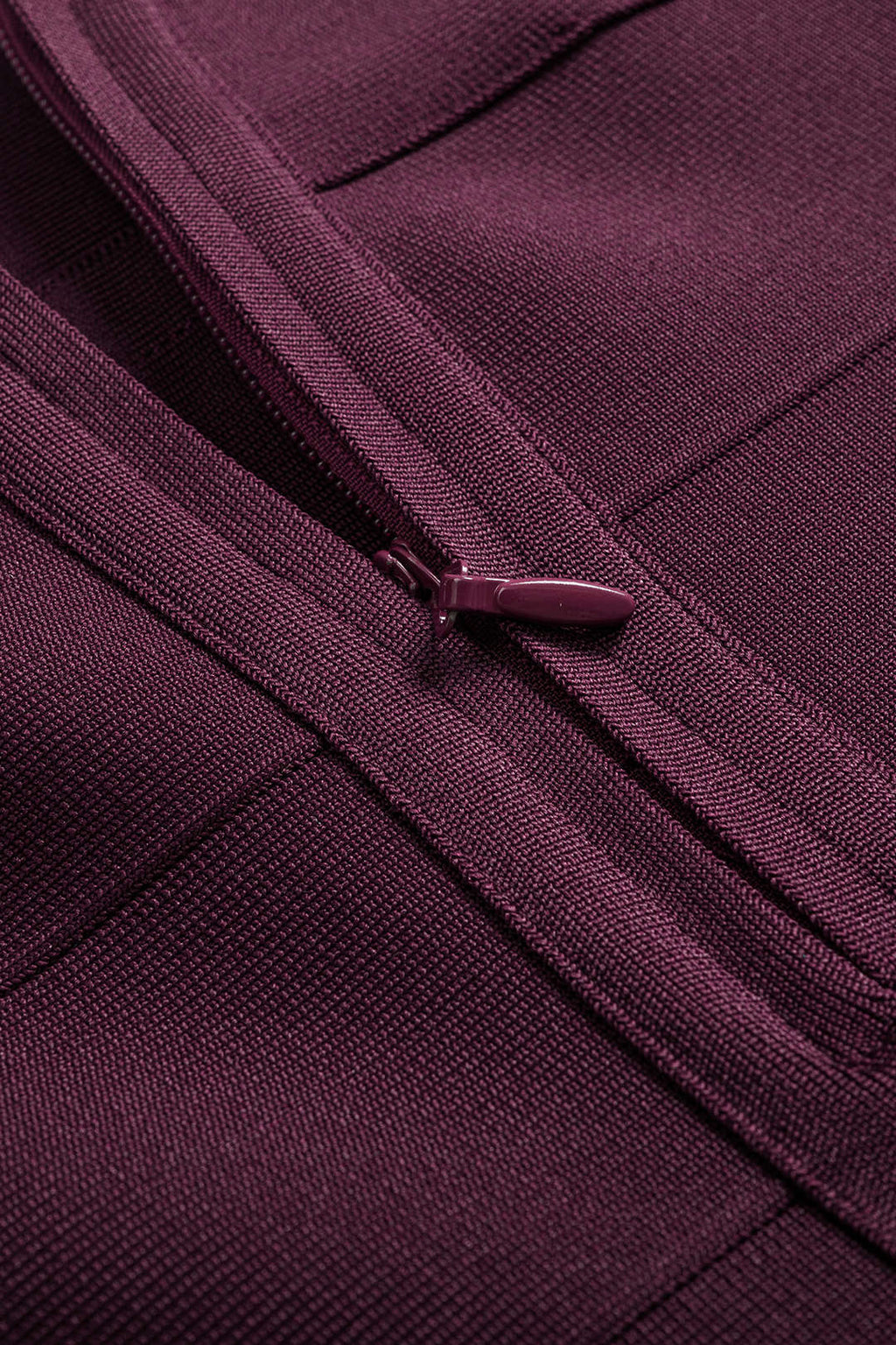 חצאית צמודה עם רוכסן בגזרה גבוהה 