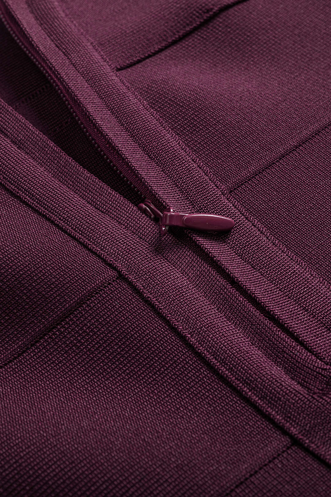 חצאית צמודה עם רוכסן בגזרה גבוהה 