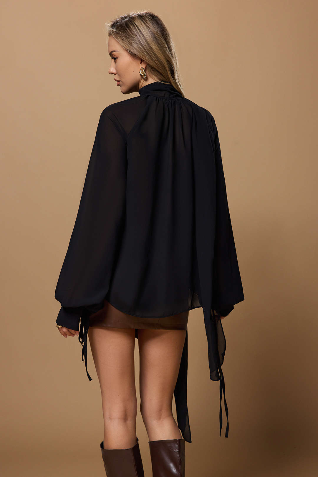 חולצת שיפון עם צווארון V, שרוולים ארוכים וקשירה וצעיף 