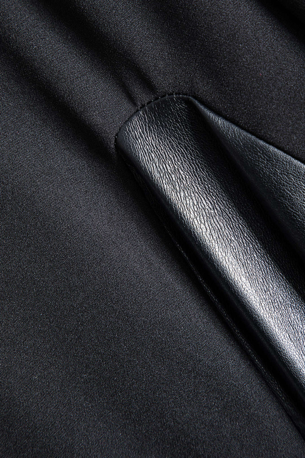 שמלת מיני עם שרוולים ארוכים וצווארון עגול דמוי עור 