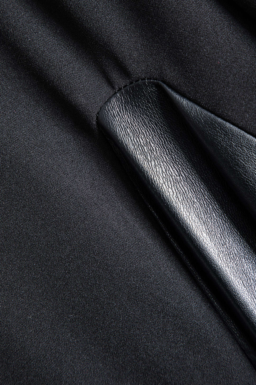 שמלת מיני עם שרוולים ארוכים וצווארון עגול דמוי עור 