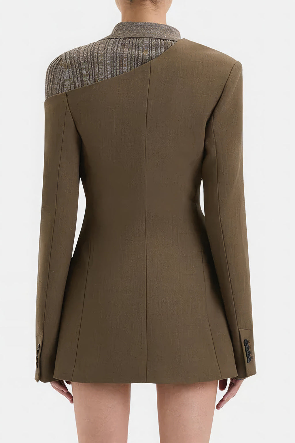 שמלת מיני אסימטרית עם שרוולים ארוכים וגזרה צמודה 