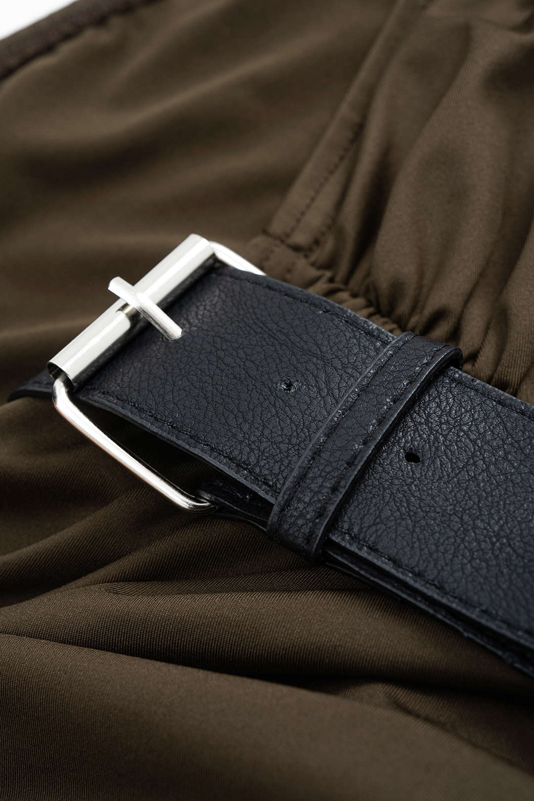 חצאית עם שסע צדדי וקשירה בחגורת עור 