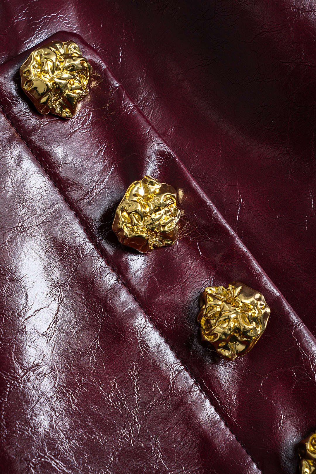 חצאית דמוית עור עם כפתורים מטאליים בגזרה גבוהה 