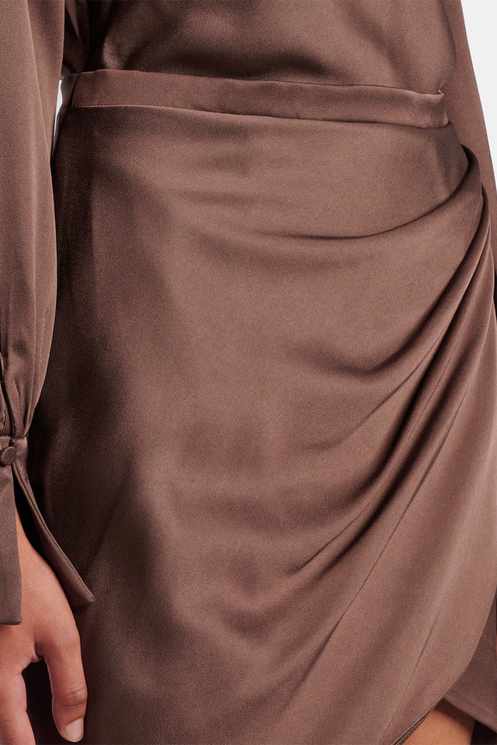 שמלת מיני עם צווארון א-סימטרי ושרוולים ארוכים של סאטן 