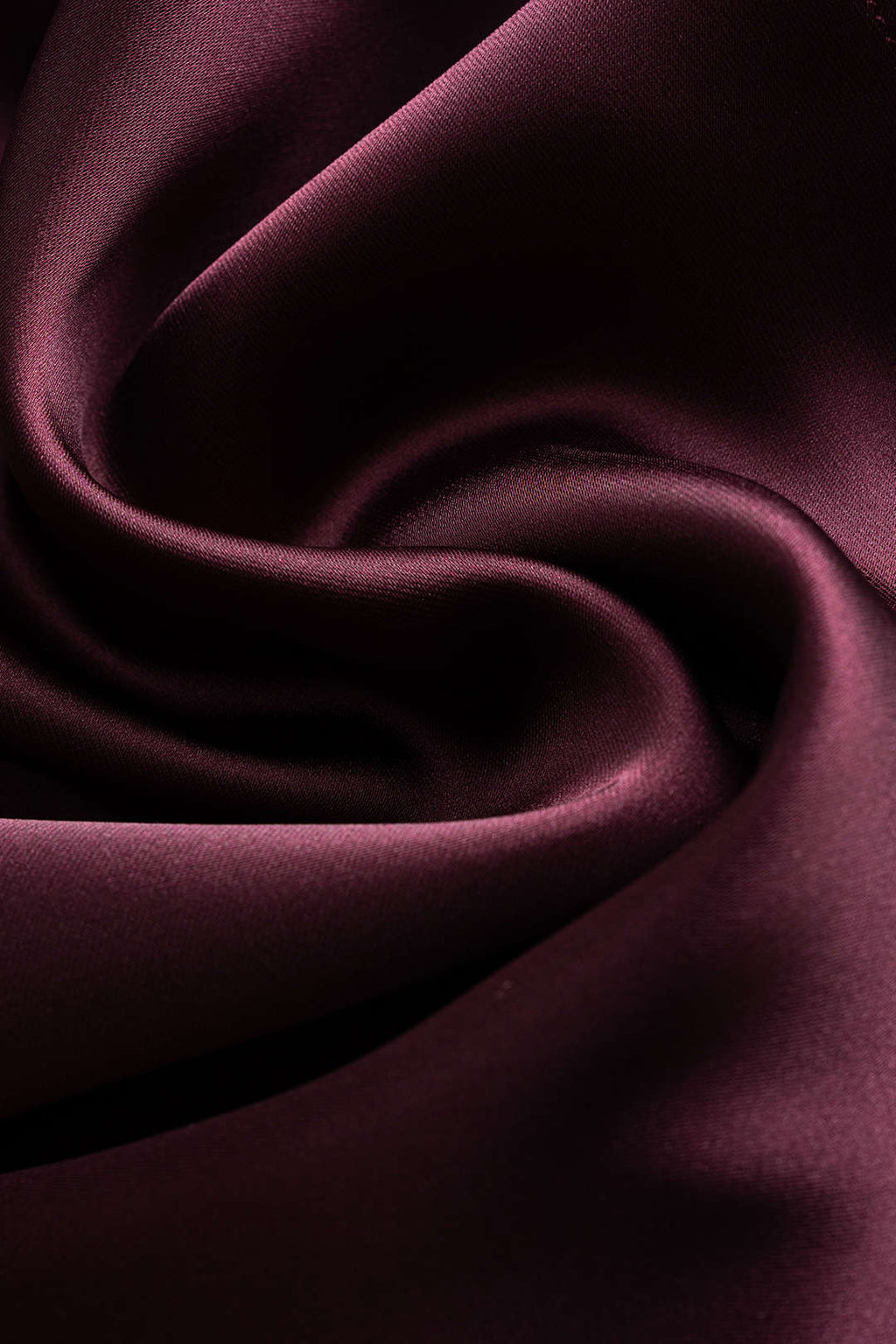 שמלת מידי אסימטרית עם טלאים מבד סאטן ושרוולים ארוכים 