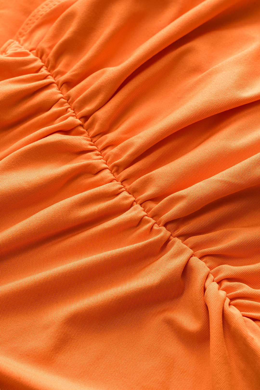 Conjunto Satén Sin Espalda Sunset Crush Detalles de Escote