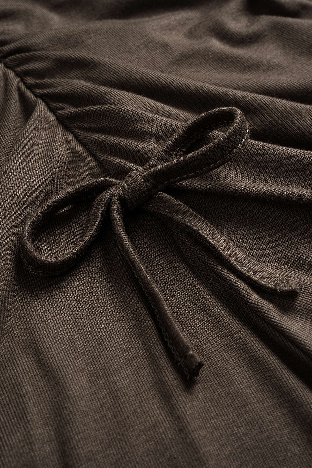 שמלת מיני עם כתפיים פתוחות ושרוכים ארוכים 