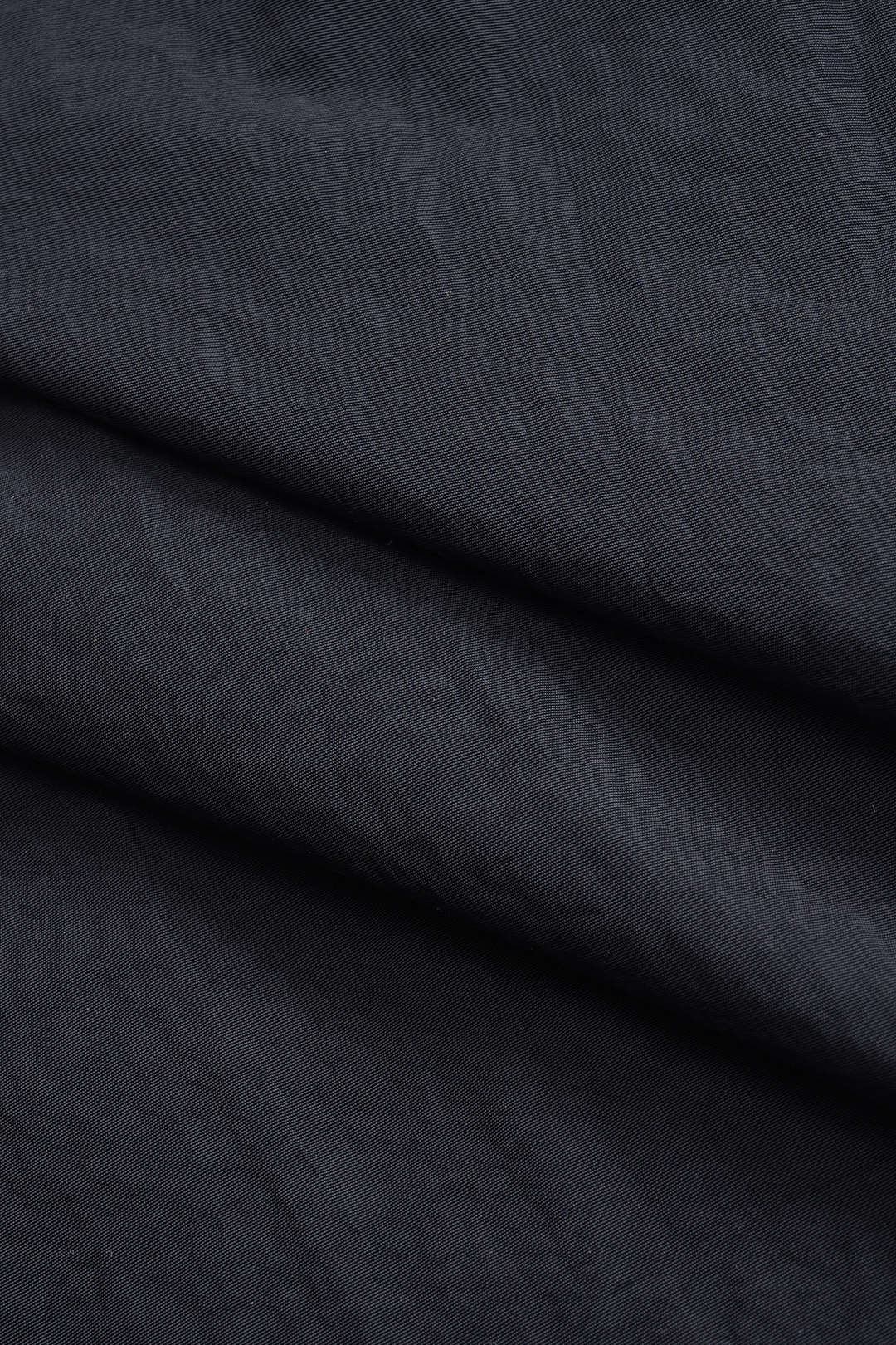 חצאית ג'ינס עם טלאים ושרוכים בגזרה גבוהה 