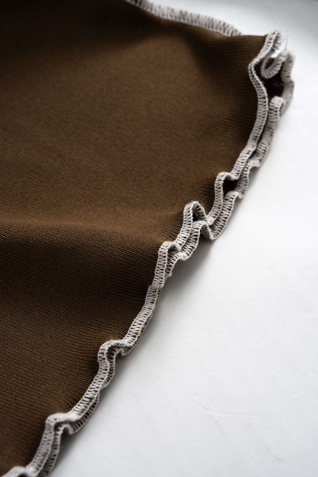 חולצה ארוכת שרוולים עם צווארון דמוי שוליים ושוליים מנוגדים 