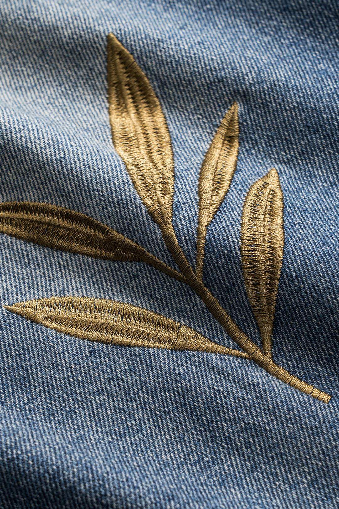 Jeans Rectos de Denim Bordados con Detalles Sutiles