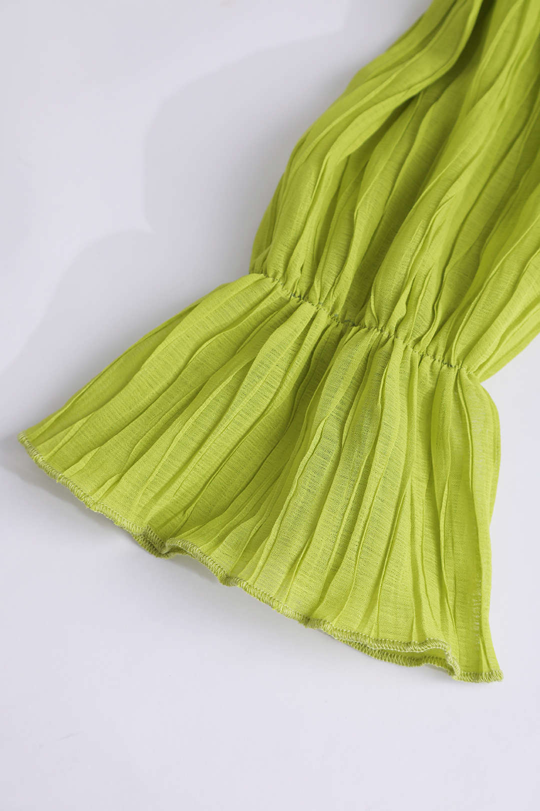 שמלת מיני עם צווארון V ופירוט קפלים 