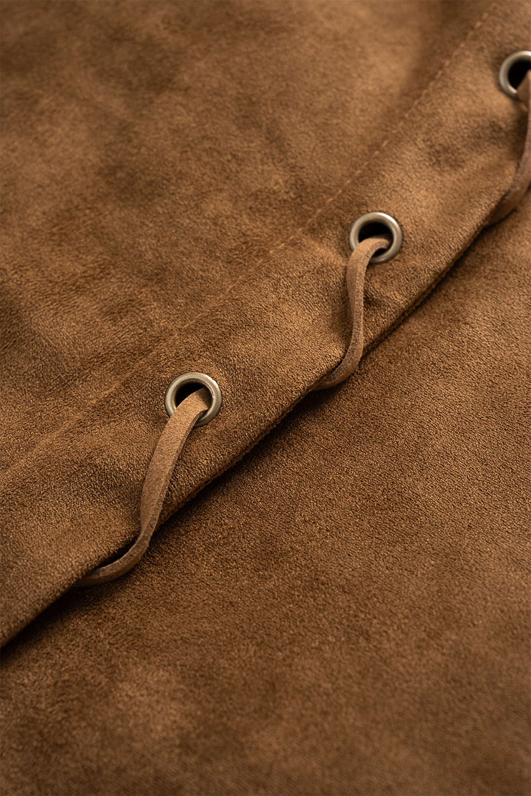 חצאית גבוהה עם חגורה מזמש ומכפלת לא סדירה 