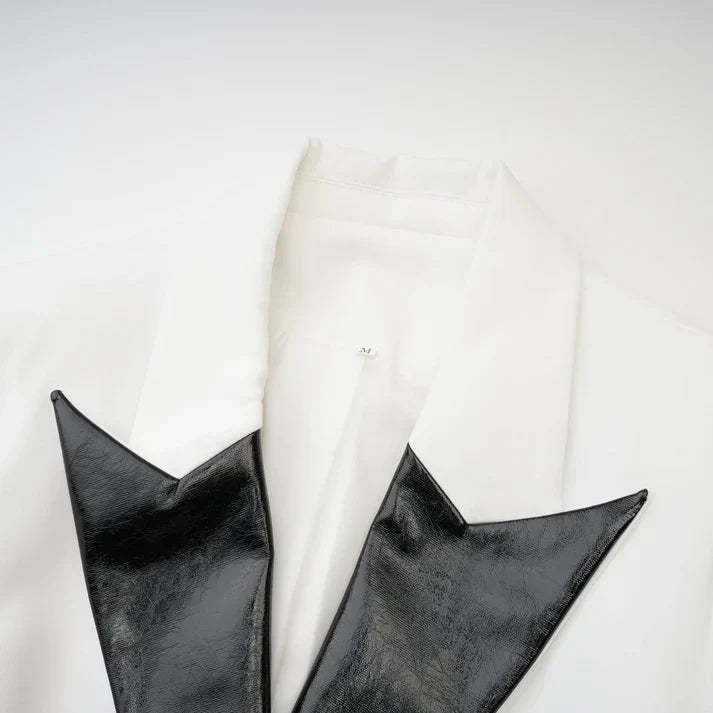 Chaqueta Luster Minimalista Blanca con Detalles Negros