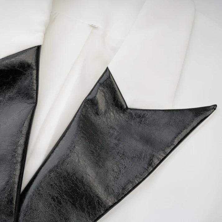Chaqueta Luster Minimalista Blanca con Detalles Negros
