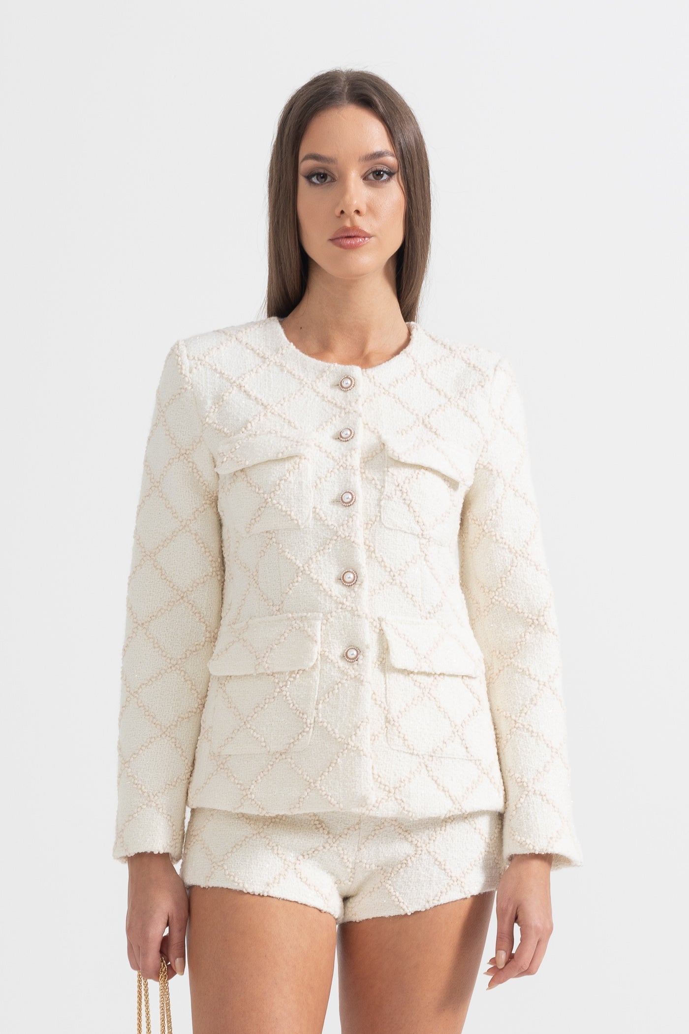 Conjunto Chaqueta Texturizada Dorada Y Shorts Elegantes