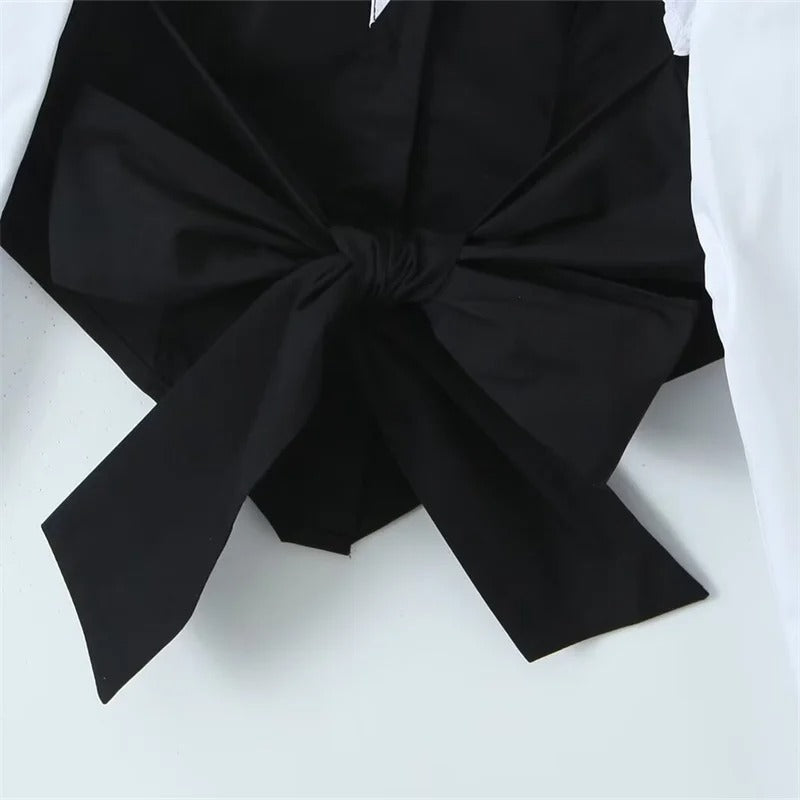 Blusa Elegante con Detalle Blanco y Silueta Corsé Negra
