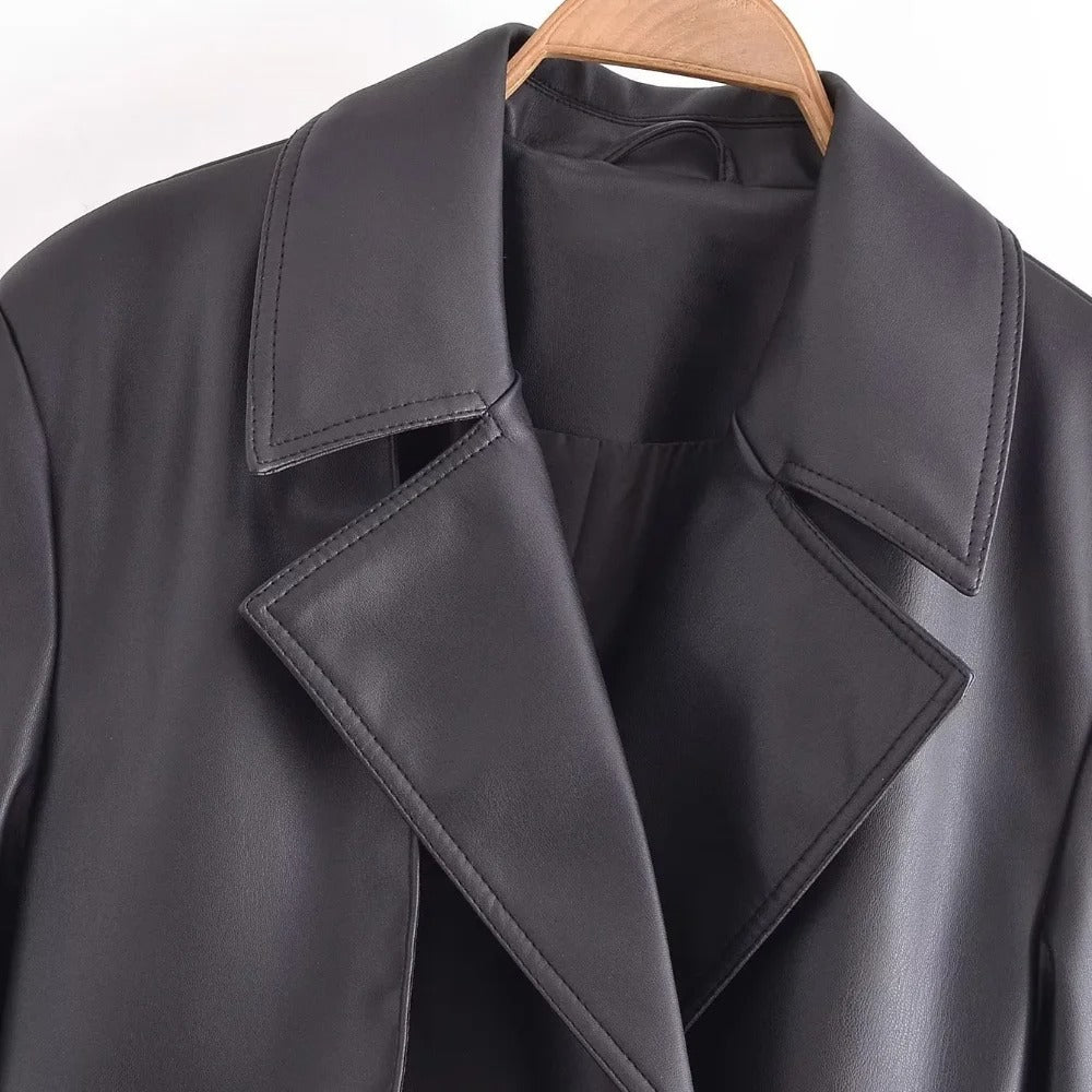 Chaqueta De Cuero Elentri Líneas Afiladas Silueta Elegante