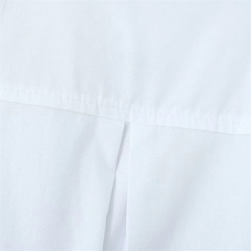 Blusa Elegante con Detalle Blanco y Silueta Corsé Negra